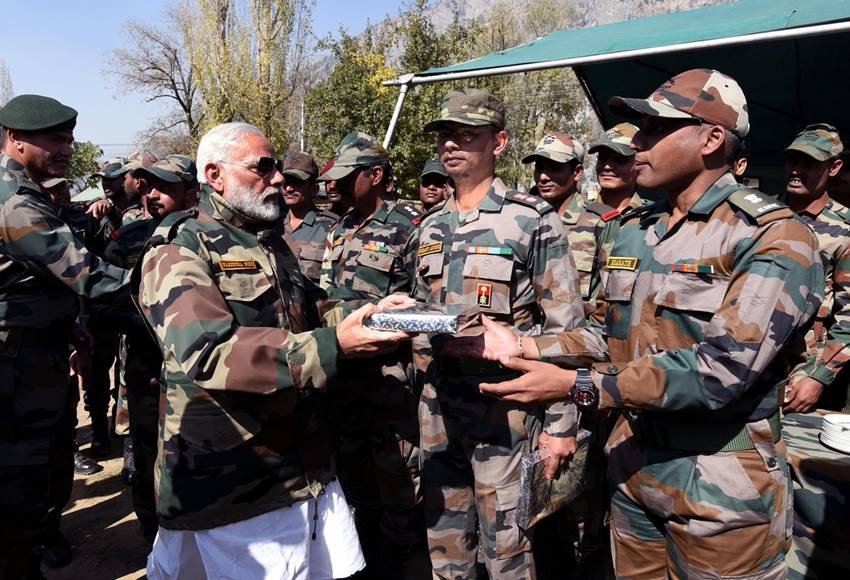 "Narendra modi, PM Modi, Diwali, Jammu Kashmir, gurez sector, pm modi celecrating diwali with Indian Army jawans, Bandipora, Jammu kashmir, Diwali, Diwali 2017, Diwali puja vidhi, Diwali puja shubh muhurat, Diwali puja vidhi in hindi, Diwali puja muhurat, Diwali puja, Diwali puja time, Diwali puja time 2017, Hindi news, Latest Hindi news, Jansatta