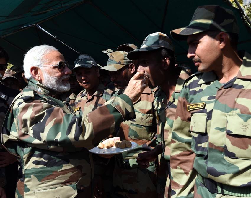 "Narendra modi, PM Modi, Diwali, Jammu Kashmir, gurez sector, pm modi celecrating diwali with Indian Army jawans, Bandipora, Jammu kashmir, Diwali, Diwali 2017, Diwali puja vidhi, Diwali puja shubh muhurat, Diwali puja vidhi in hindi, Diwali puja muhurat, Diwali puja, Diwali puja time, Diwali puja time 2017, Hindi news, Latest Hindi news, Jansatta