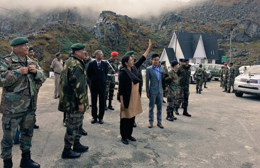  सीतारमण ने अपने ट्विटर हैंडल पर कहा कि सीमा पर जब वह नाथुला पहुंचीं तो चीनी सैनिकों ने उनकी तस्वीरें ली।