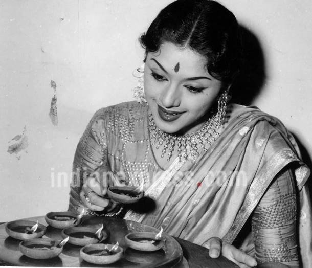 asha parekh, raj kapoor, nirupa roy, mumtaz, diwali pictures, bollywood diwali, bollywood diwali celebrations, bollywood diwali photos, asha parekh images, raj kapoor old photos, bina rai diwali, mumtaz duwali, mumtaz throwback photos, diwali throwback images, bollywood diwali celebrations