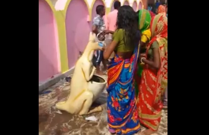 तिलक लगाकर औरतों ने की कंगारू वाले डस्टबिन की पूजा (फोटो सोर्स- सोशल) तिलक लगाकर औरतों ने की कंगारू वाले डस्टबिन की पूजा (फोटो सोर्स- सोशल)
