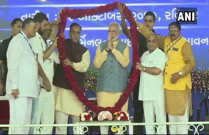 भावनगर पहुंचने पर प्रधानमंत्री नरेंद्र मोदी और मुख्यमंत्री विजय रुपाणी का स्वागत किया गया। (फोटो- ANI)
