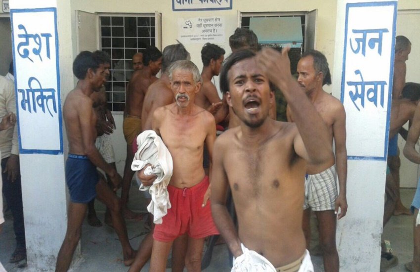 ये किसान कलेक्टर को ज्ञापन सौंपने की मांग करते हुए कांग्रेस के नेताओं के साथ मिलकर प्रदर्शन कर रहे थे। (Photo Source: Twitter)