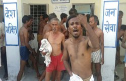 मध्‍य प्रदेश: जिले को सूखा-ग्रस्‍त घोषित करने की मांग कर रहे किसानों को पुलिस ने कपड़े उतरवा कर पीटा