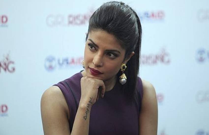 Priyanka Chopra, Ranbir Kapoor, Bollywood actress Priyanka Chopra, Priyanka Chopra Slaped the fan, when Priyanka Chopra holding the collar of a fan, Slap, film anjana anjani, film anjana anjani prmotion