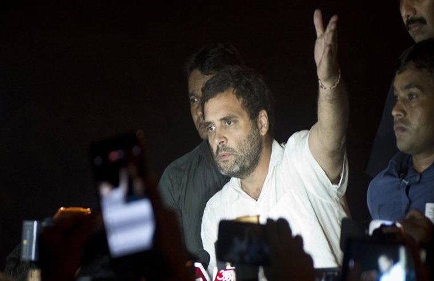 वडोदरा में पार्टी कार्यकर्ताओं को संबोधित करते राहुल गांधी। (फोटो सोर्स- एएनआई)