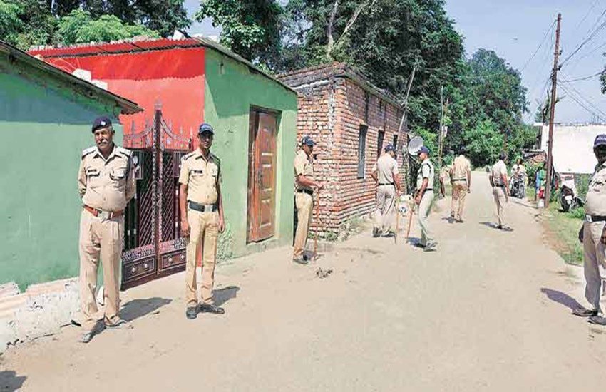 हरिद्वार के रेलवाला इलाके में अभी भी तनाव है। प्रशासन ने वहां एक सप्ताह पहले ही धारा 144 लगा दिया है। (फोटो-कविता उपाध्याय) हरिद्वार के रेलवाला इलाके में अभी भी तनाव है। प्रशासन ने वहां एक सप्ताह पहले ही धारा 144 लगा दिया है। (फोटो-कविता उपाध्याय)