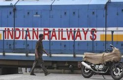 RRB: रेलवे में करना चाहते हैं नौकरी? कई पदों पर होनी है भर्ती, 12वीं पास के लिए भी मौका