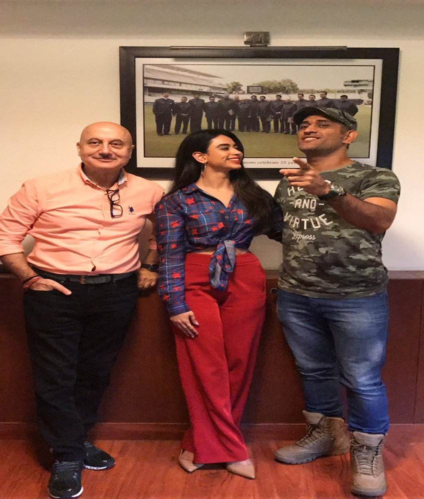 Anupam Kher, Anupam Kher dhoni, MS dhoni. MS dhoni daughter, Anupam Kher film, Ranchi Diaries, Ranchi Diaries film, Jharkhand Chief Minister Raghubar Das, Ranchi Diaries release date, entertainment news,Soundarya Sharma, Soundarya Sharma with Dhoni, MS Dhoni with Soundarya Sharma, Dhoni With Bollywood Actress