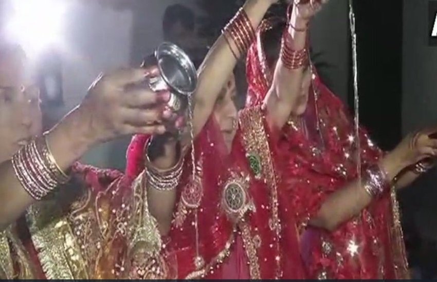 केन्द्रीय विदेश मंत्री सुषमा स्वराज चांद को आर्द्र देती हुईं।