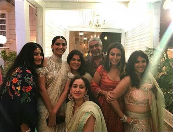 वीरे दी वेडिंगा की स्टार कास्ट। (Source: Photo by Varinder Chawla/Instagram )