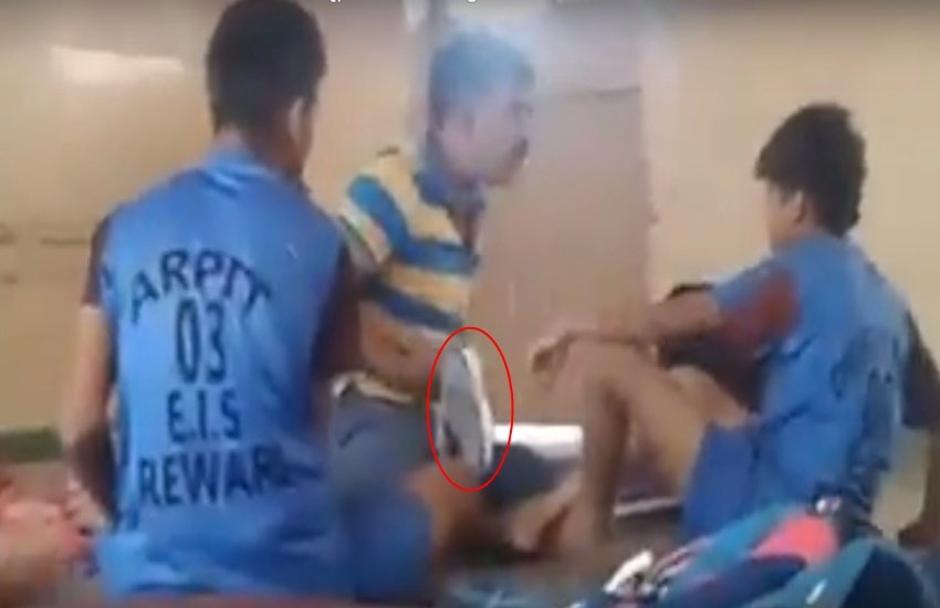 सोशल मीडिया पर वायरल हो रहे इस विडियो में आप देख सकते हैं कि दो छात्र शिक्षक के पास बैठे हैं। (Photo Source: Video Grab)