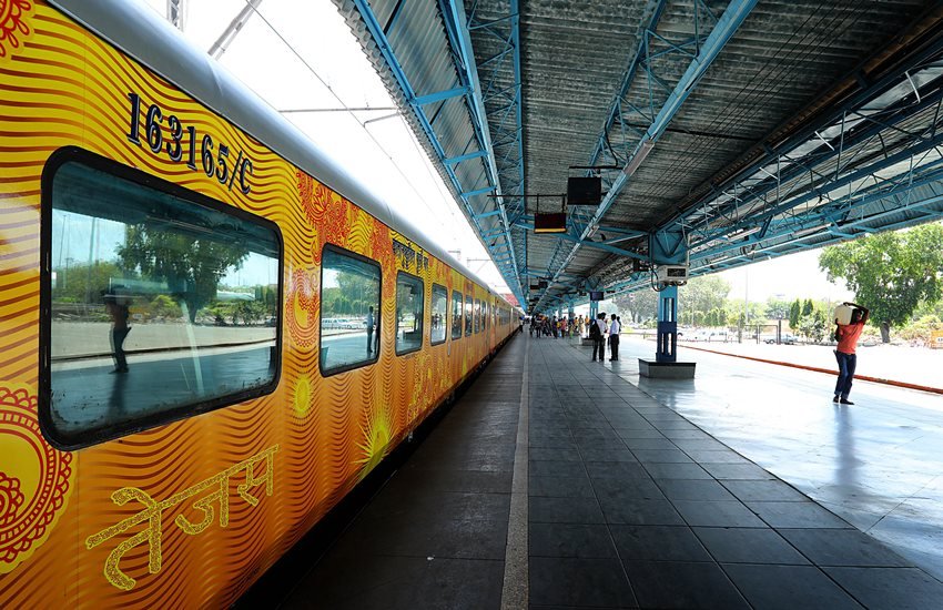 Tejas Express, passengers ill, passengers ill after eating breakfast, breakfast, Tejas Express passengers, IRCTC, Indian Railway, food poisoning, CST Madgaon, Karmali-Chatrapati Shivaji Maharaj Terminus Tejas Express, Hindi news, Mumbai news, News in Hindi, Jansatta