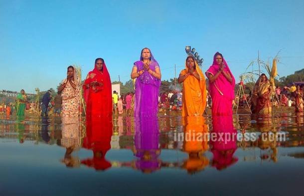 अस्ताचलगामी सूर्य को दिया गया अर्घ्य