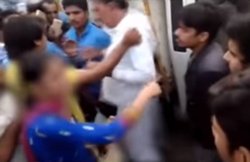 VIDEO: महिला ने सरपंच को बीच बाजार चप्पलों से पीटा, छेड़छाड़ का लगाया आरोप