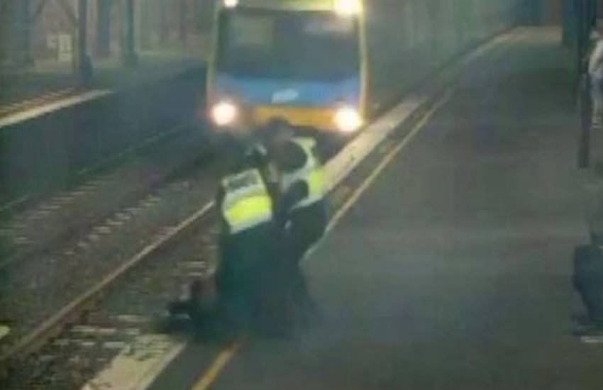 Video: नशे में धुत महिला रेलवे ट्रैक पर फंसी, लोगों की मदद से बाल-बाल बची Video: नशे में धुत महिला रेलवे ट्रैक पर फंसी, लोगों की मदद से बाल-बाल बची
