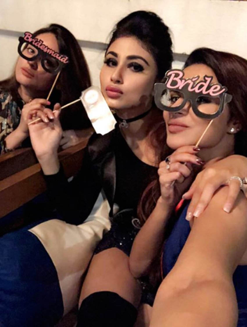 Aashka Goradia, Aashka Goradia Going to be a Bride, Aashka Goradia bechtler party, Aashka Goradia pictures, Aashka Goradia bechtler party, Aashka Goradia enjoying with Mouni Roy, Mahhi Vij and Adaa Khan, Mouni Roy in aashka bechtler party