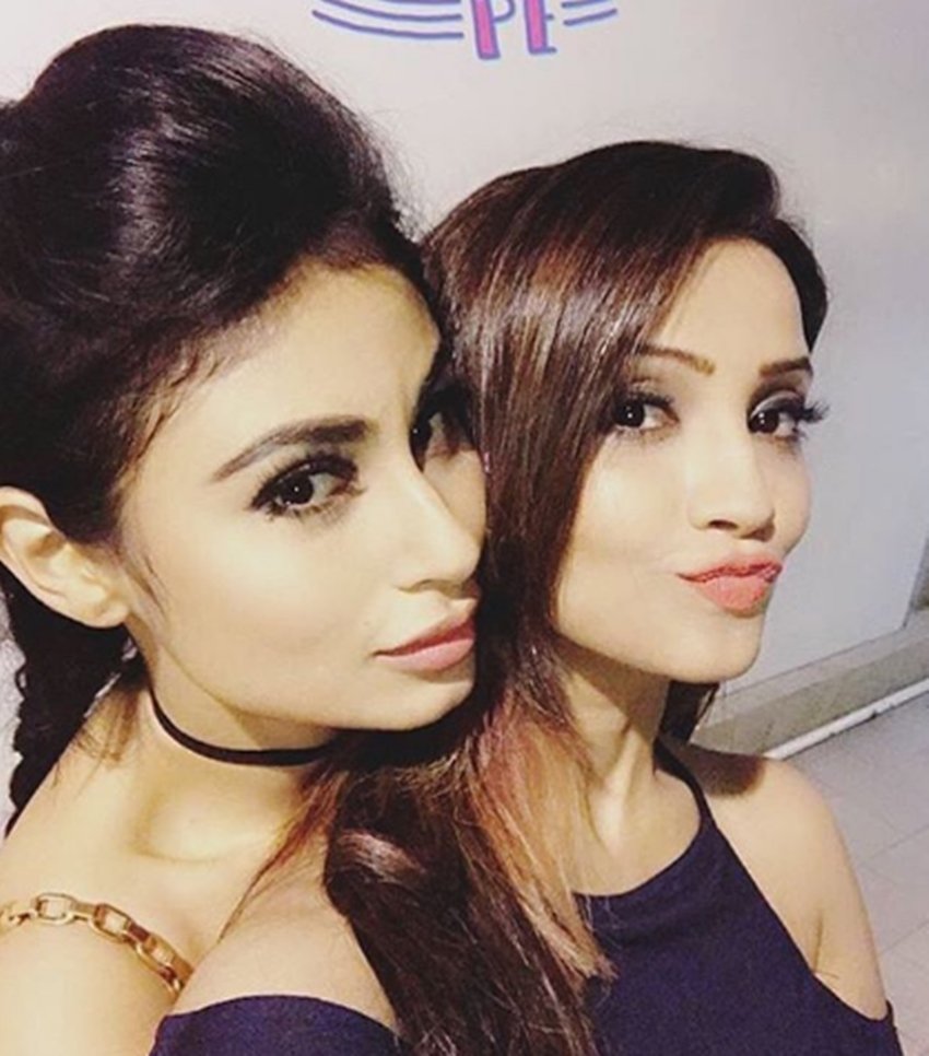 Aashka Goradia, Aashka Goradia Going to be a Bride, Aashka Goradia bechtler party, Aashka Goradia pictures, Aashka Goradia bechtler party, Aashka Goradia enjoying with Mouni Roy, Mahhi Vij and Adaa Khan, Mouni Roy in aashka bechtler party