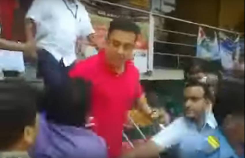 तस्वीर वीडियो का स्क्रीनशॉट है।