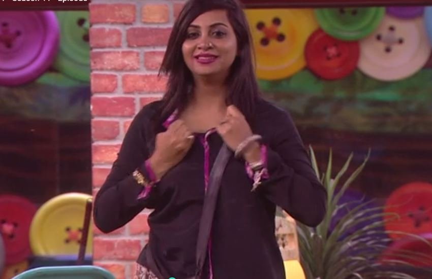 Big Boss 11: आकाश ने अर्शी खान से कहा- क्लीवेज दिखा ना, जवाब मिला- सलमान बहुत मारेगा