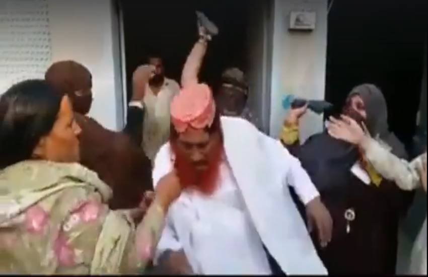 तस्वीर वीडियो का स्क्रीनशॉट है।