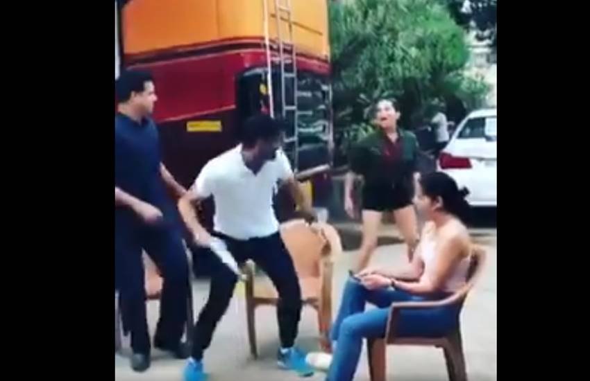 VIDEO: सनी लियोन ने सांप फेंकने वाले से लिया बदला, किया कुछ ऐसा कि मारने के लिए दौड़ पड़ा शख्स VIDEO: सनी लियोन ने सांप फेंकने वाले से लिया बदला, किया कुछ ऐसा कि मारने के लिए दौड़ पड़ा शख्स