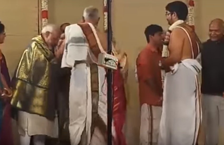 तस्वीर वायरल वीडियो का स्क्रीनशॉट है।