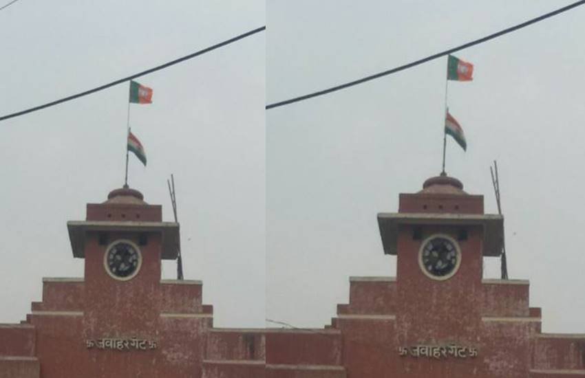 गाजियाबाद: सीएम योगी के स्वागत में भाजपाइयों से हुई बड़ी चूक, तिरंगे से ऊपर लगा बैठे पार्टी का झंडा