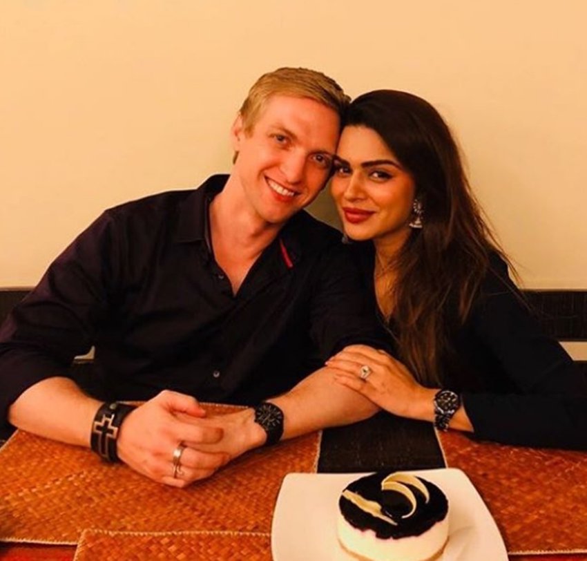 Aashka Goradia, Aashka Goradia Going to be a Bride, Aashka Goradia bechtler party, Aashka Goradia pictures, Aashka Goradia bechtler party, Aashka Goradia enjoying with Mouni Roy, Mahhi Vij and Adaa Khan, Mouni Roy in aashka bechtler party