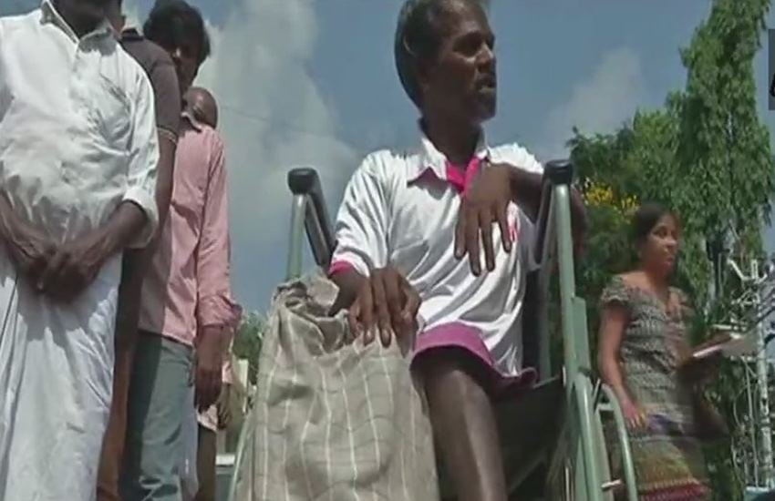 मौत मांग रहा तमिलनाडु का यह शख्स (फोटो सोर्स- ट्विटर एएनआई)