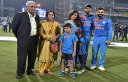 आखिरी मैच के बाद परिवार को बुलाकर इस तरह हुआ आशीष नेहरा का सम्‍मान, देखें वीडियो