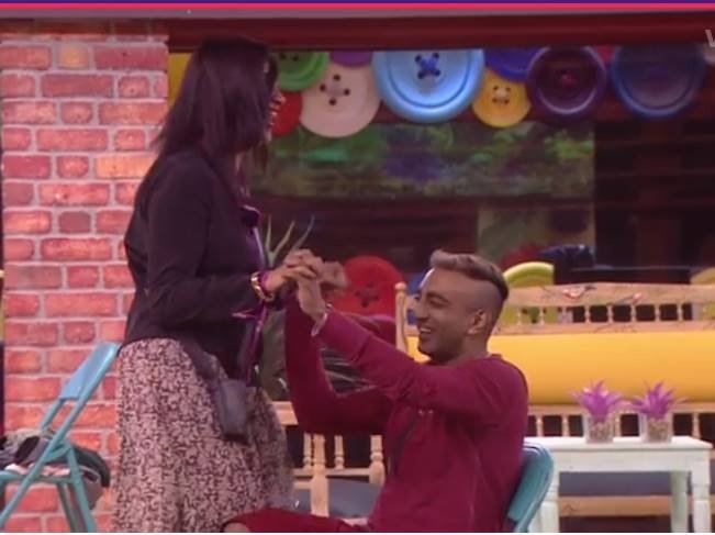 डांस करते हुए आकाश अर्शी से गोद में बैठने के लिए भी कहते हैं।