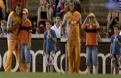 VIDEO: जब मैच के दौरान अपनी जगह एंड्रयू साइमंड्स ने बच्चों से कराई फील्डिंग