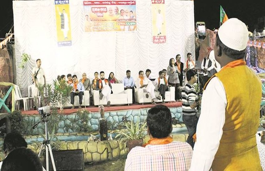 गुजरात के खाडिया निर्वाचन क्षेत्र में रविवार को हुई सद्भावना मीटिंग (एक्सप्रेस फोटो)