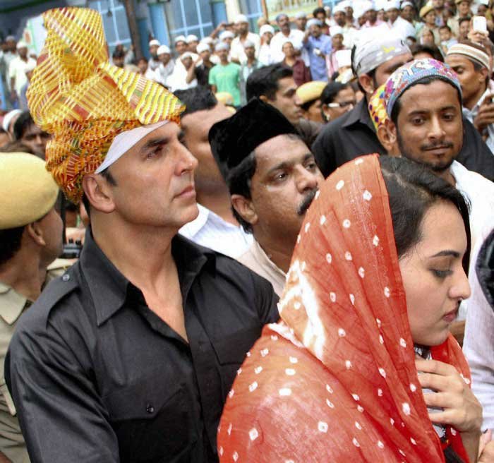 bollywood actress harrsaed from crowd, bollywood actress harrsaed by fans, Sushmita Sen,Deepika Padukone,Sonam Kapoor,Katrina Kaif,Kareena Kapoor Khan,Sonakshi Sinha, sonakshi sinha, gul panag, gauahar khan, kalki kochlin, deepika
