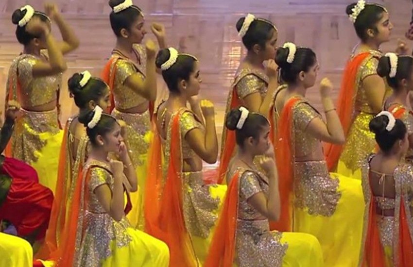 एनबीए स्टेडियम में मैच से पहले अपनी परफॉर्मेंस देते हुए कलाकार। (फोटोः एनबीए )