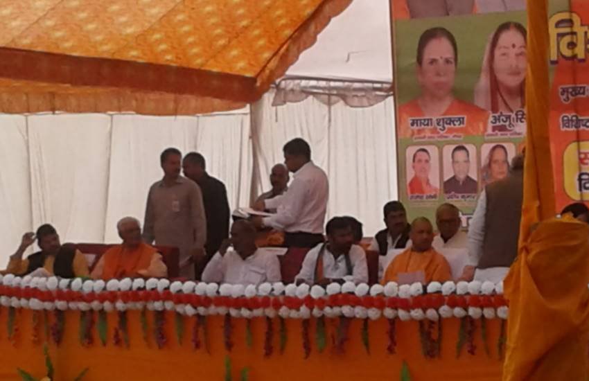 Yogi Adityanath, Brij Bhushan Singh, BJP MP Brij Bhushan Singh, Brij Bhushan Singh Sit with CM Yogi, up nagar nigam, up nagar nigam Election, nagar nigam in UP, up nagar palika election 2017, State news