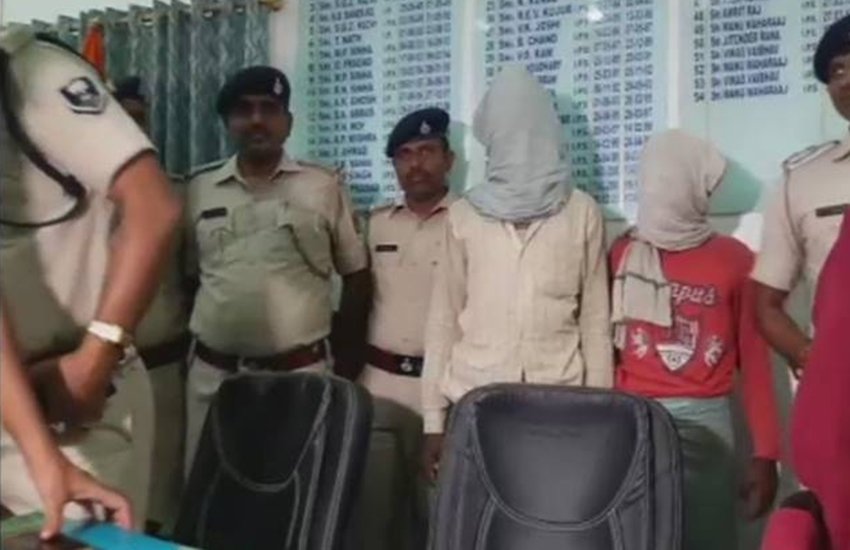 ब्रिटिश कपल से लूटपाट की कोशिश, दो गिरफ्तार (फोटो सोर्स- ANI ट्विटर) ब्रिटिश कपल से लूटपाट की कोशिश, दो गिरफ्तार (फोटो सोर्स- ANI ट्विटर)