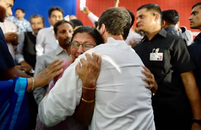 पार्ट टाइम टीचर का दर्द सुनकर भावुक हो गए राहुल गांधी, गले से लगा लिया (ट्विटर/@INCIndia)