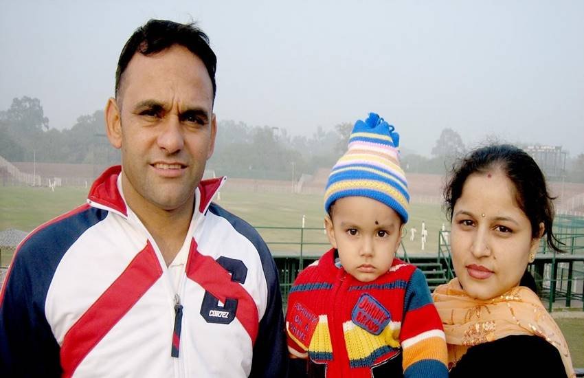 पहले टी20 के दौरान राष्ट्रगान गाते भारतीय खिलाड़ी। 