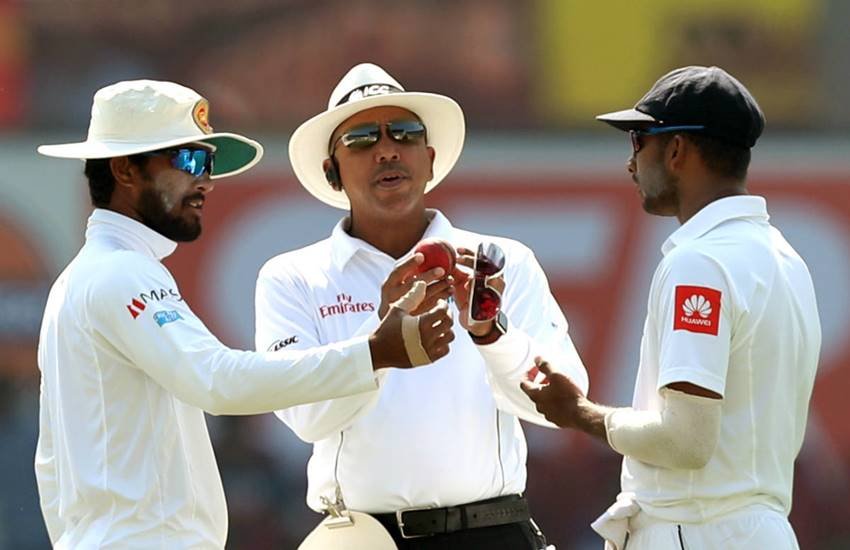कोड ऑफ कंडक्ट के अनुच्छेद 7.6 के अनुसार, दो सस्पेंशन पॉइंट एक टेस्ट या दो वनडे या दो टी -20 मैच में खिलाड़ियों पर प्रतिबंध लगा सकते हैं। (Photo: Twitter)