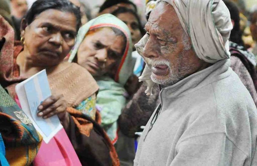 नोदबंदी की घोषणा के बाद पुराने नोट बदलने के लिए बैंक लाइन में खड़े इन बुजुर्ग की तस्वीर वायरल हुई थी। (फोटो सोर्स सोशल मीडिया) नोदबंदी की घोषणा के बाद पुराने नोट बदलने के लिए बैंक लाइन में खड़े इन बुजुर्ग की तस्वीर वायरल हुई थी। (फोटो सोर्स सोशल मीडिया)