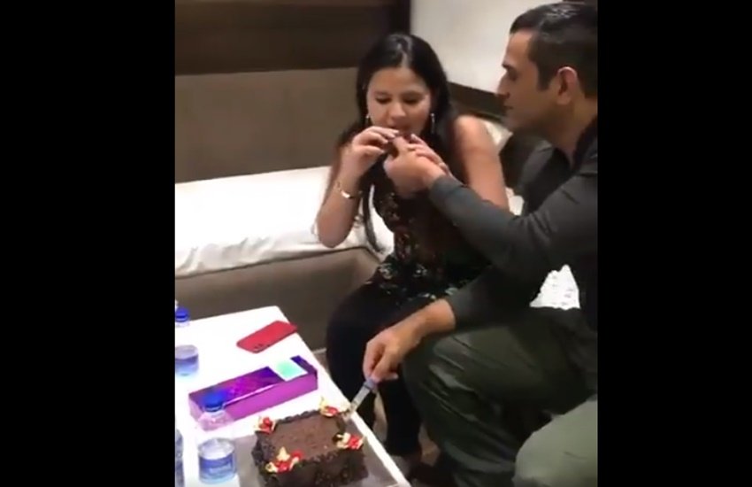 साक्षी को केक खिलाते हुए धोनी। (Photo Source: Video Grab)