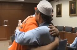 बेटे के हत्यारे को गले लगाया, दुनिया भर में हो रही इस मुस्लिम शख्स की तारीफ