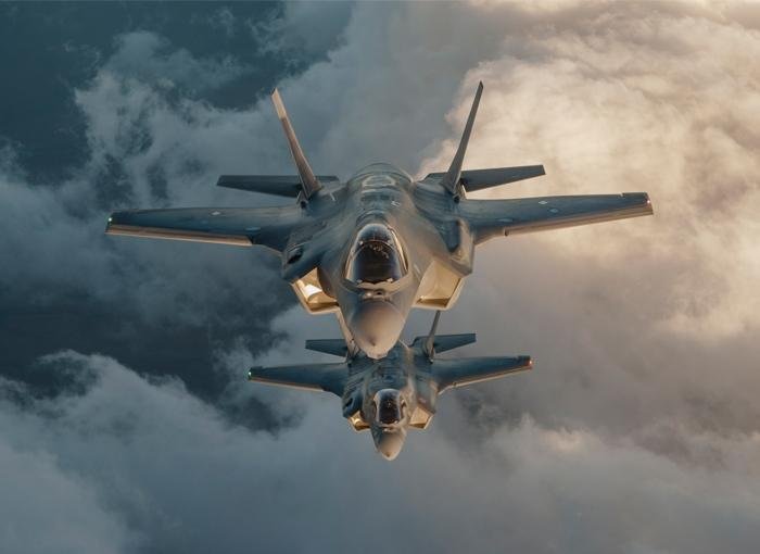F-35 लाइटनिंग II : सिंगल सीटर और एक इंजन वाला यह एयरक्राफ्ट कई जरूरतों के वक्त काम आता है। जो मिशन पहले पारंपरिक तौर पर खास लड़ाकू विमानों द्वारा पूरे किए जाते थे, अब उन्हें एफ-35 के स्क्वॉड्रन से निपटाया जा सकता है।