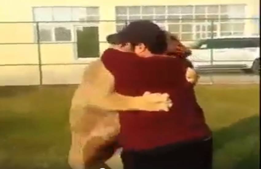 बिछड़े हुए भाई गले मिल रहे हैं,आ गले लग जा