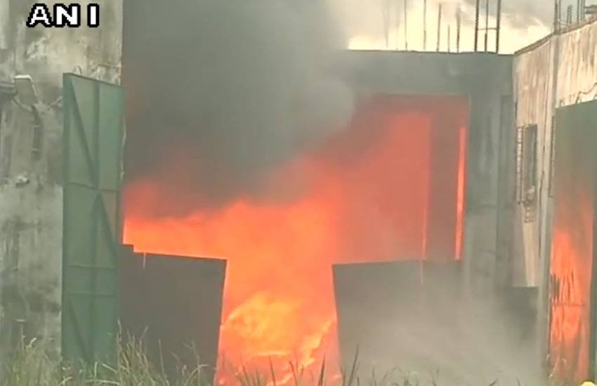 Fire, Fire in Factory, Fire in Kolkata Factory, Kolkata Factory, Casualties, No Casualties, fire brigade, fire brigade in kolkata, seven fire brigade, fire brigade deployed, extinguish the fire, State news