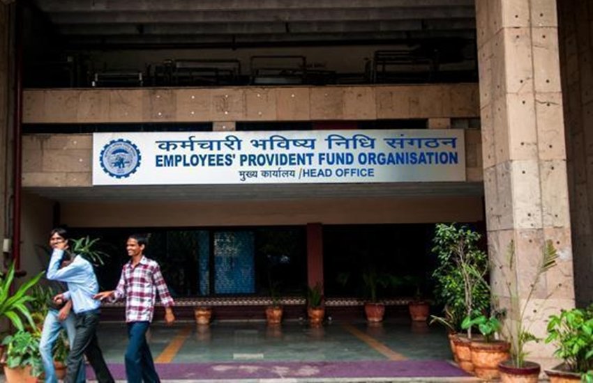 नौकरी बदल चुके हैं और अभी तक ईपीएफ बैलेंस नहीं ट्रांसफर किया है, तो यह खबर आपके काम की साबित हो सकती है। एंप्लाई प्रोविडेंट फंड (ईपीएफ) का बैलेंस बगैर किसी झंझट के ट्रांसफर हो सकता है। खाताधारक इस रकम को घर बैठे कुछ सरल तरीके अपना कर ट्रांसफर कर सकते हैं। कर्मचारी भविष्य निधि संगठन (ईपीएफओ) इसे ऑनलाइन ट्रांसफर करने की ऑनलाइन सुविधा दे रहा है। खाताधारक इसके जरिए ईपीएफ बैलेंस नई कंपनी के खाते में ट्रांसफर कर सकते हैं।
