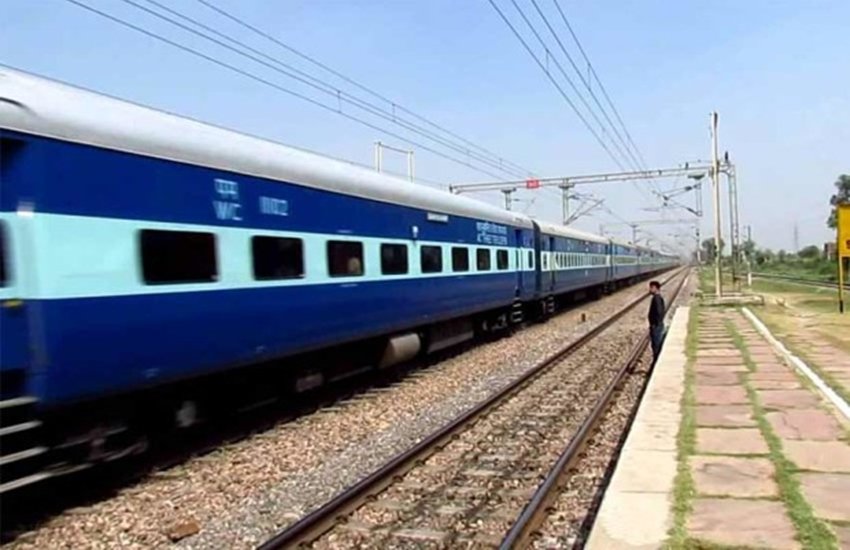 WhatsApp पर घर बैठे ही पता चल जाएगा ट्रेन का रनिंग स्टेटस (फाइल फोटो)