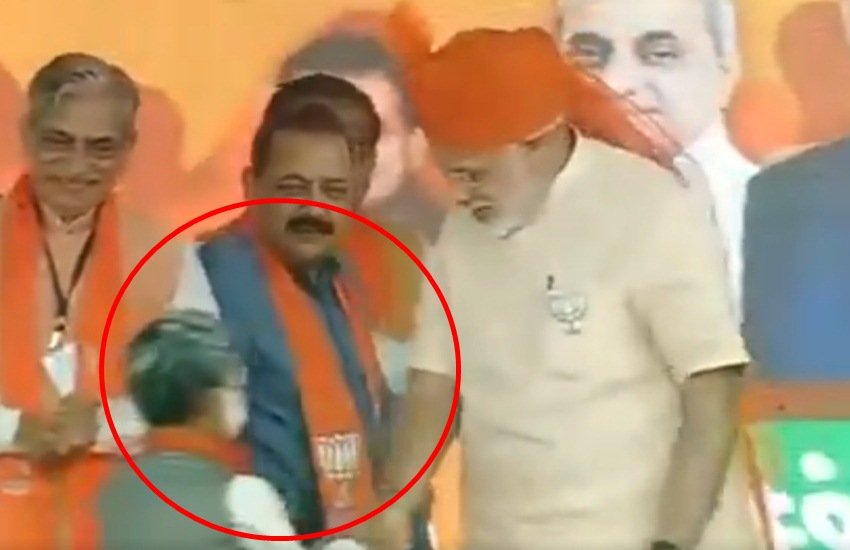 गुजरात में बुधवार को एक रैली के दौरान प्रधानमंत्री इस बच्चे से मिले, जो उनका स्वागत करने मंच पर पहुंचा था। (फोटोः एएनआई ) गुजरात में बुधवार को एक रैली के दौरान प्रधानमंत्री इस बच्चे से मिले, जो उनका स्वागत करने मंच पर पहुंचा था। (फोटोः एएनआई )